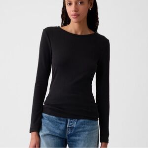 GAP women’s boatneck black long sleeve tee. Size Petite Medium NWOT